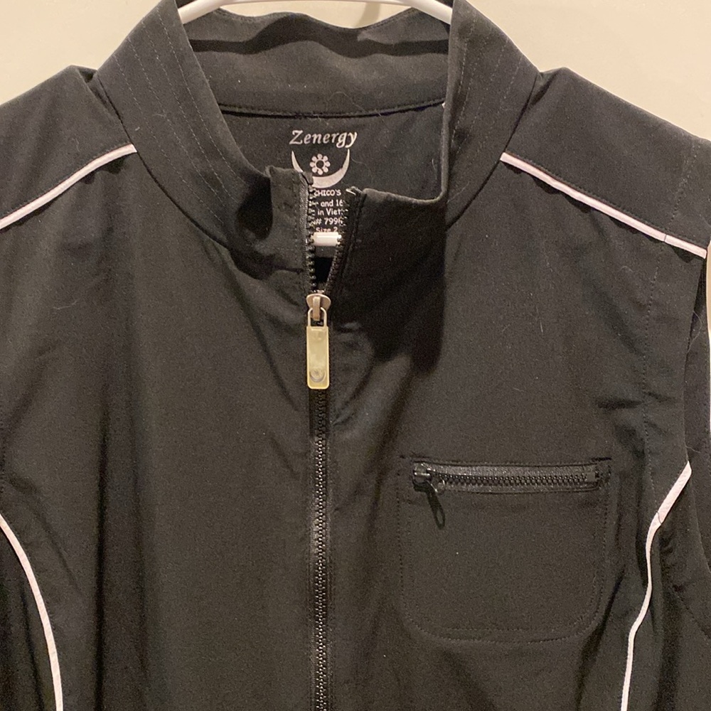 Chico’s Zenergy Ladies Full Zip Vest. Black w/White Piping. Side Pockets - Picture 2 of 4